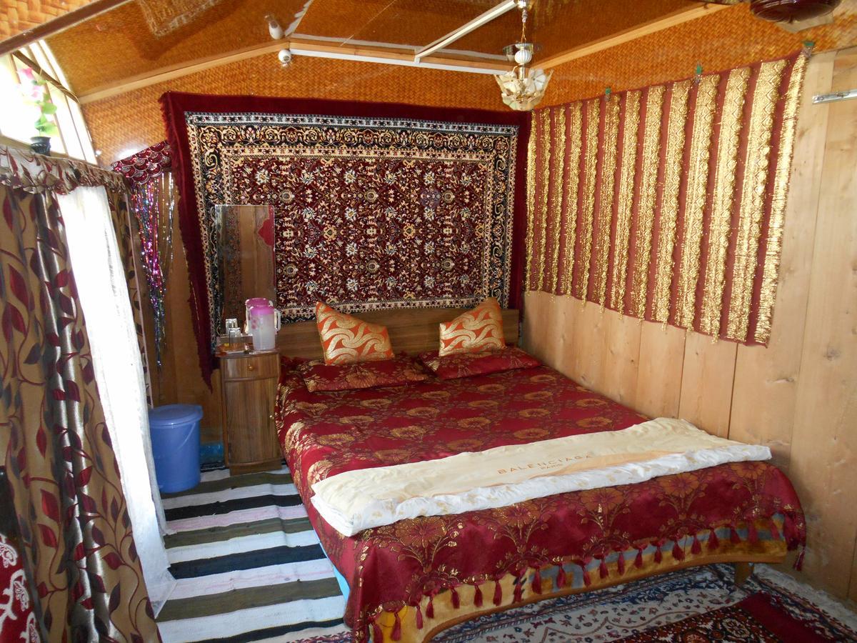 Houseboat Dunhill Bed and Breakfast Srīnagar Esterno foto