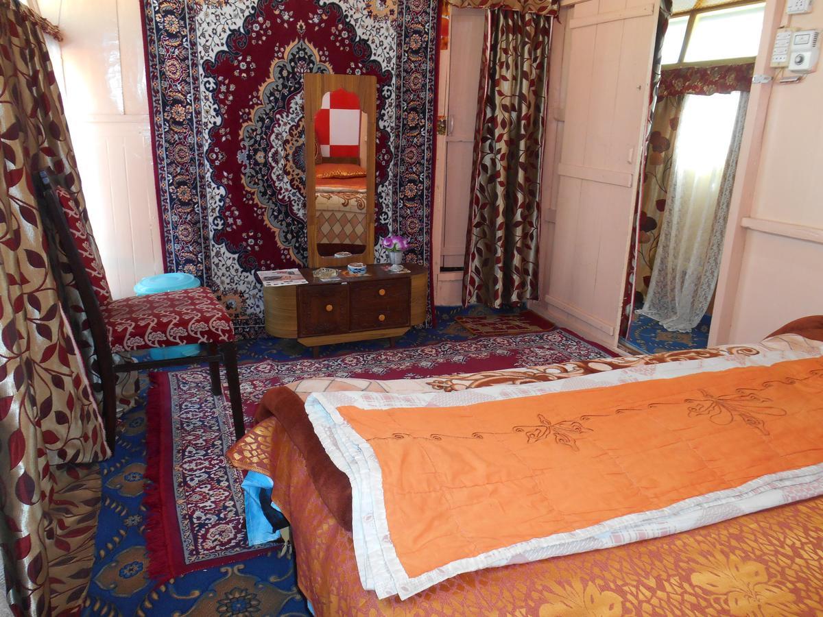 Houseboat Dunhill Bed and Breakfast Srīnagar Esterno foto