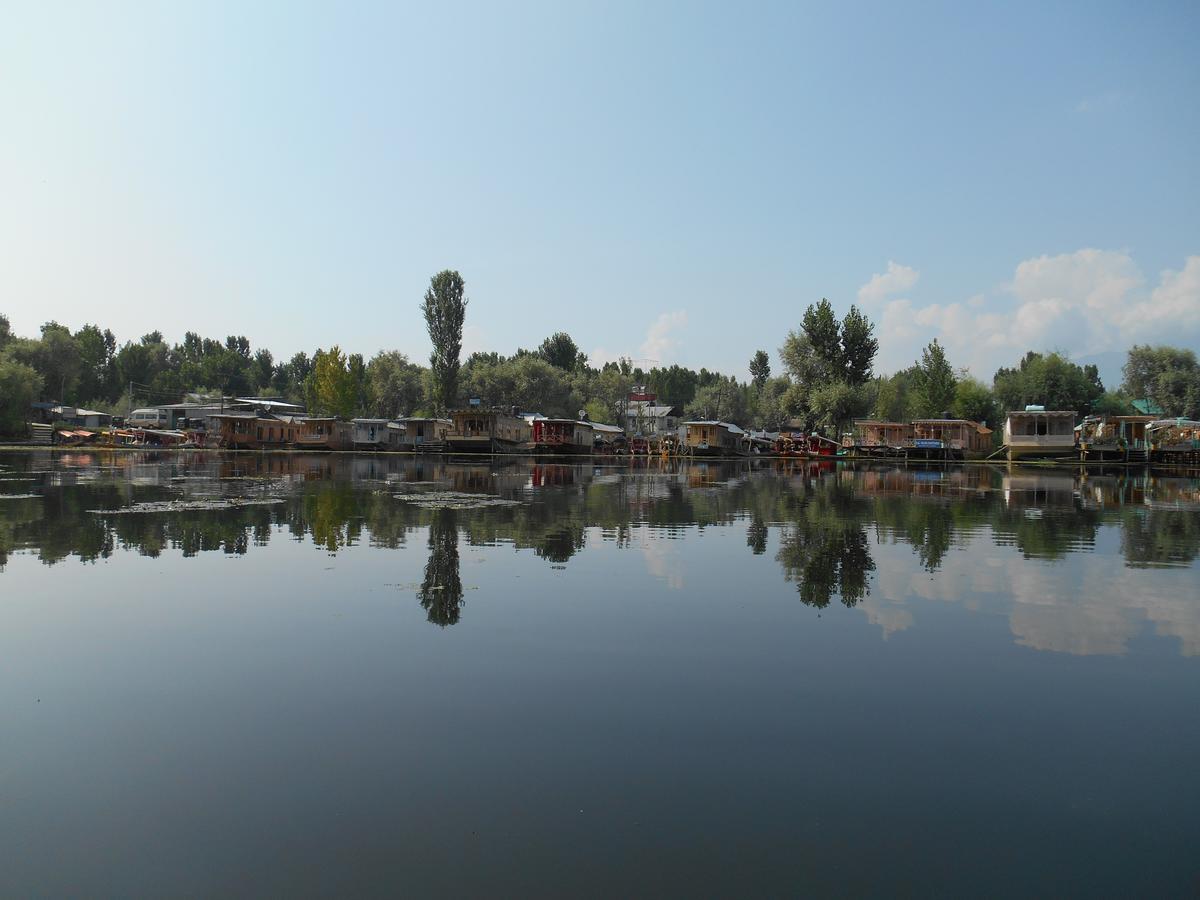 Houseboat Dunhill Bed and Breakfast Srīnagar Esterno foto