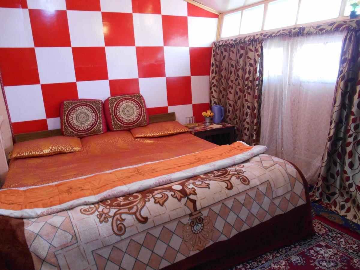 Houseboat Dunhill Bed and Breakfast Srīnagar Esterno foto