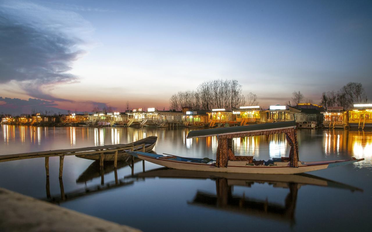 Houseboat Dunhill Bed and Breakfast Srīnagar Esterno foto